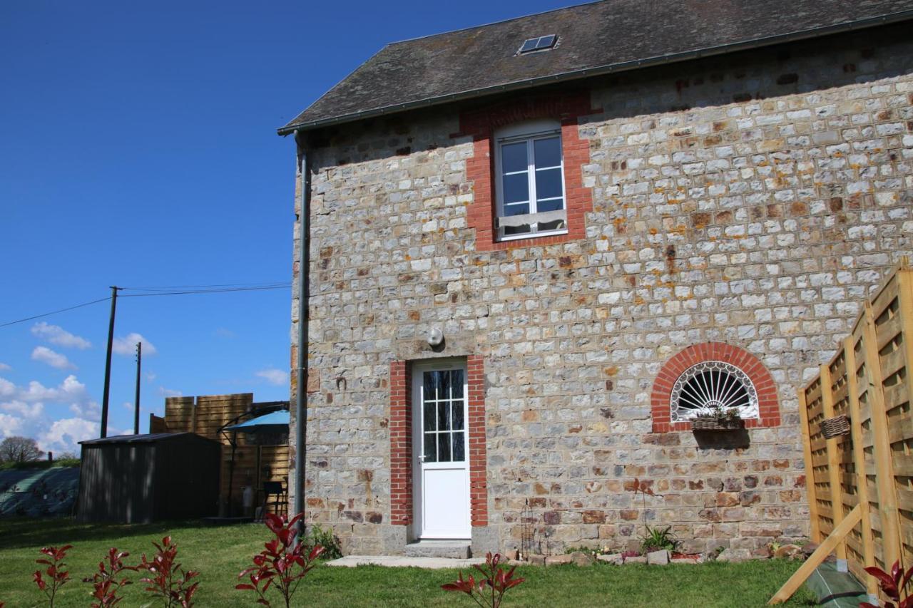 Le Vieil Home, Au Pied De La Cite Medievale La Haute-Chapelle Exterior photo